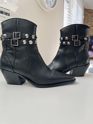 Botín cowboy piel pulsera tachuelas