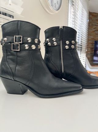 Botín cowboy piel pulsera tachuelas