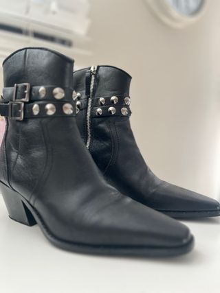 Botín cowboy piel pulsera tachuelas