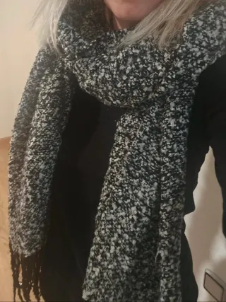 Bufanda gris y negra con flecos