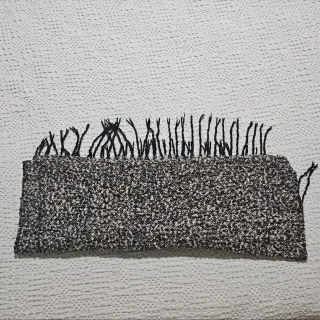 Bufanda gris y negra con flecos