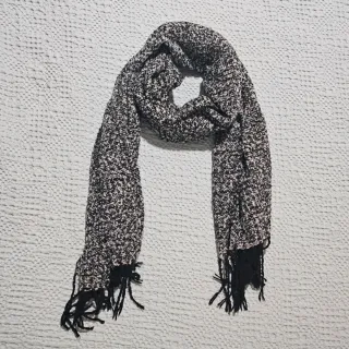 Bufanda gris y negra con flecos