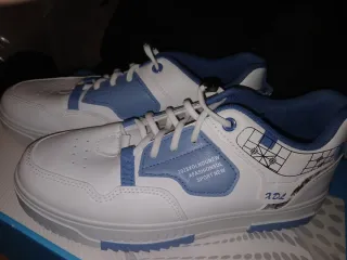 Tenis blancos y azules, usados solo 1 día