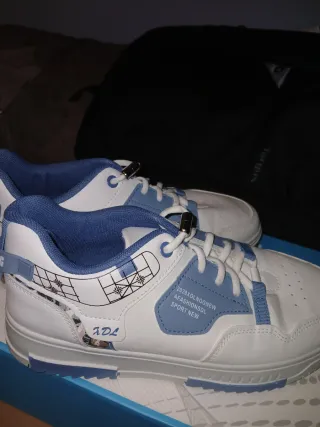 Tenis blancos y azules, usados solo 1 día