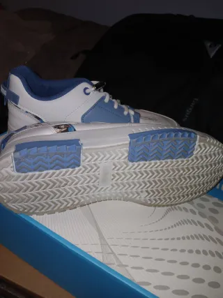 Tenis blancos y azules, usados solo 1 día