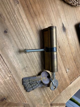 Cerradura de seguridad con tornillo y llaves.