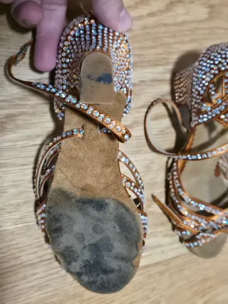 Zapatos de baile dorados y plateados con pedrería