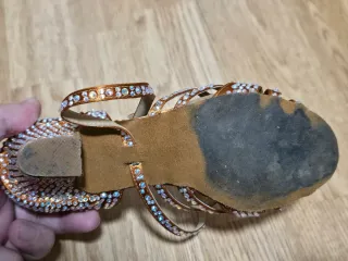 Zapatos de baile dorados y plateados con pedrería