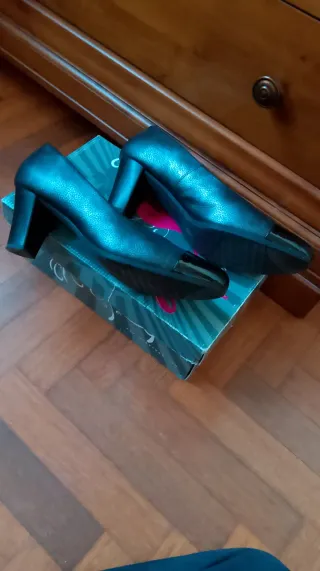 Zapatos Pitillos Talla 41 Gris y Charol