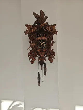 Reloj de cuco de madera tallada