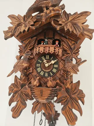 Reloj de cuco de madera tallada