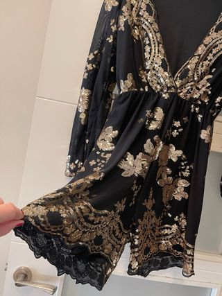 Mono corto lentejuelas negro y dorado. Precioso.