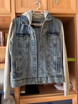 Cazadora vaquera juvenil con capucha.