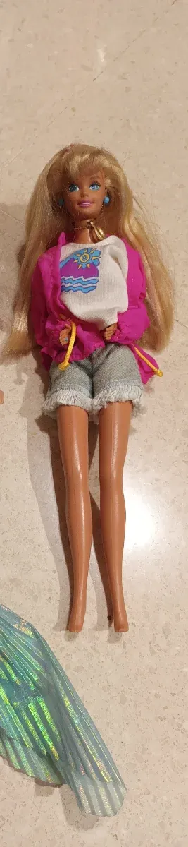 Barbie bionda con abbigliamento estivo