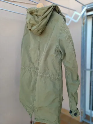 Chaqueta verde con capucha