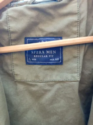 Chaqueta verde con capucha