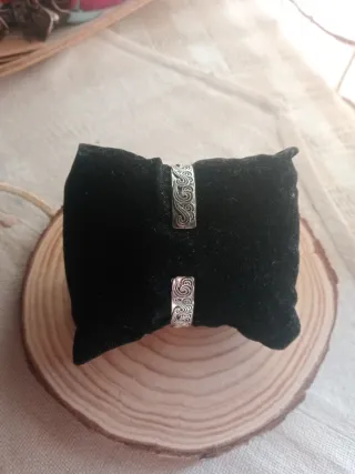 Pulsera rígida de plata con diseño
