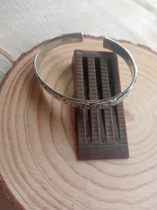 Pulsera rígida de plata con diseño