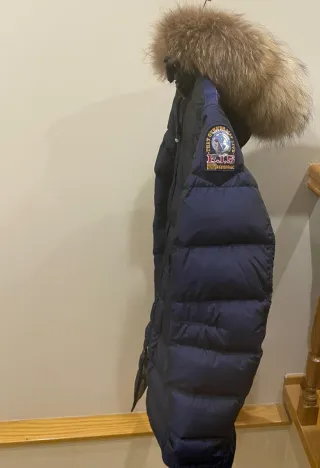 Abrigo azul con capucha de pelo