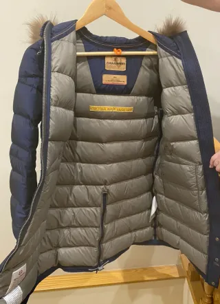 Abrigo azul con capucha de pelo