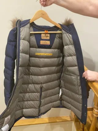 Abrigo azul con capucha de pelo