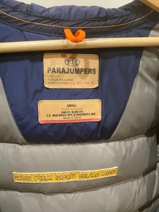 Abrigo azul con capucha de pelo