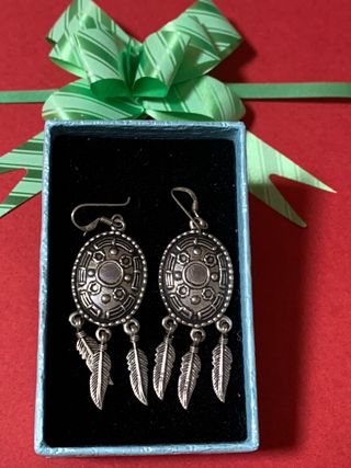 Pendientes étnicos plateados con plumas