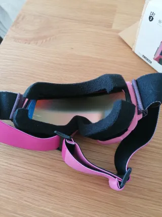 Gafas de esquí rosas y arcoíris, niña