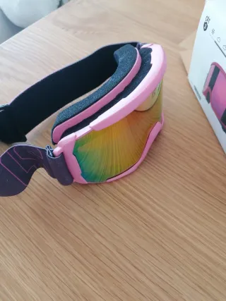 Gafas de esquí rosas y arcoíris, niña