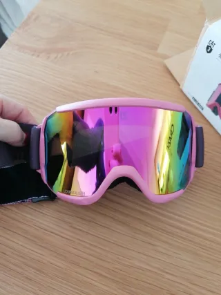 Gafas de esquí rosas y arcoíris, niña