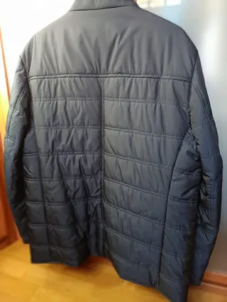 Abrigo negro acolchado