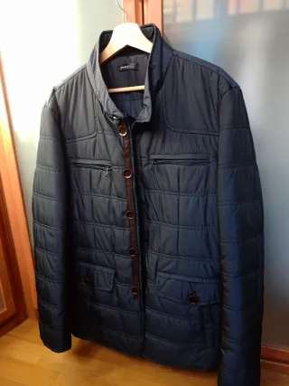 Abrigo negro acolchado