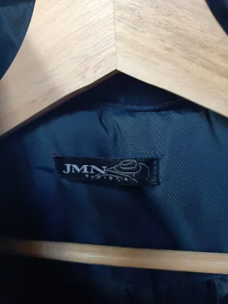 Abrigo negro acolchado