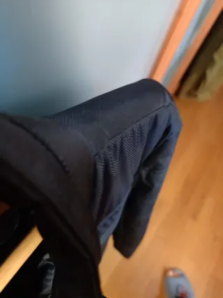 Abrigo negro acolchado