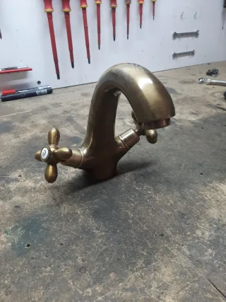 Rubinetto lavandino rustico in bronzo