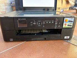 Impresora HP Deskjet 2721e e impresora Brother