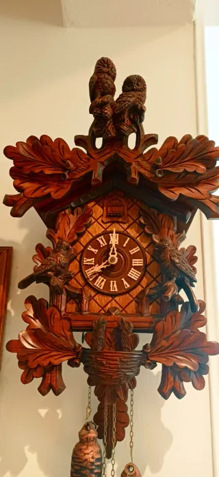 Orologio a cucù in legno intagliato