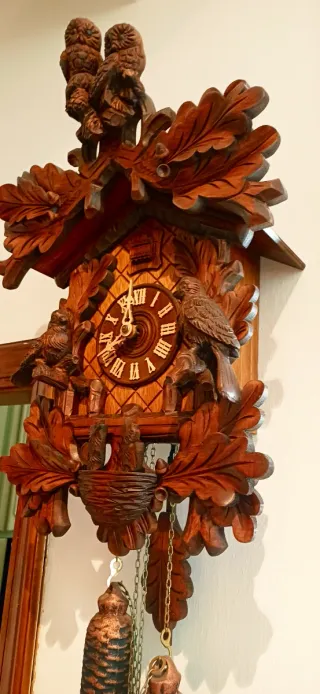 Orologio a cucù in legno intagliato