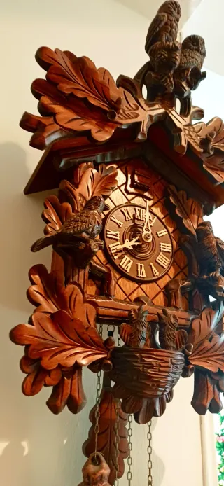 Orologio a cucù in legno intagliato