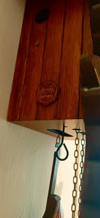 Orologio a cucù in legno intagliato