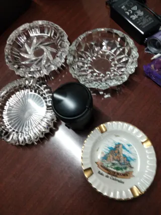 Lote de 5 Ceniceros de Cristal y Cerámica