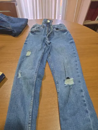 Pantalón vaquero desgastado