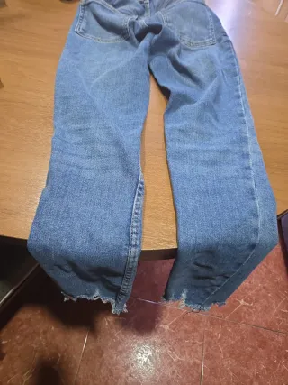 Pantalón vaquero desgastado