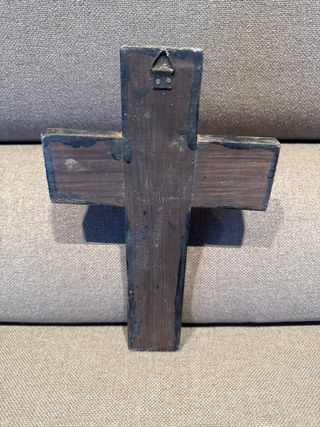 Crucifijo de madera con figura de Cristo