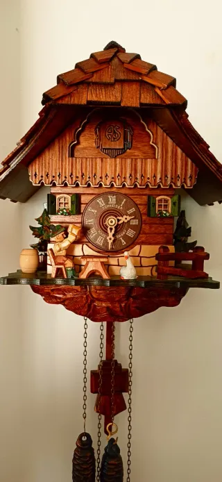 Orologio a cucù in legno intagliato