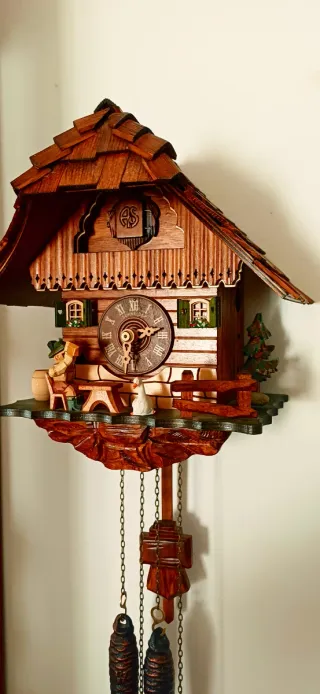 Orologio a cucù in legno intagliato