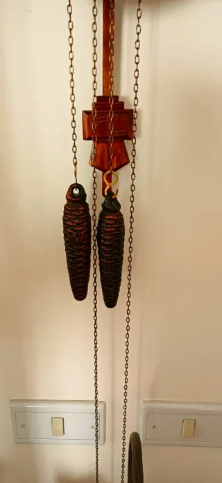 Orologio a cucù in legno intagliato