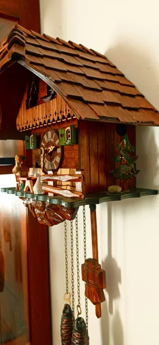 Orologio a cucù in legno intagliato