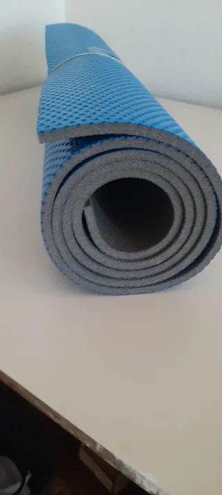Esterilla azul para yoga