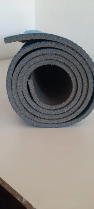 Esterilla azul para yoga